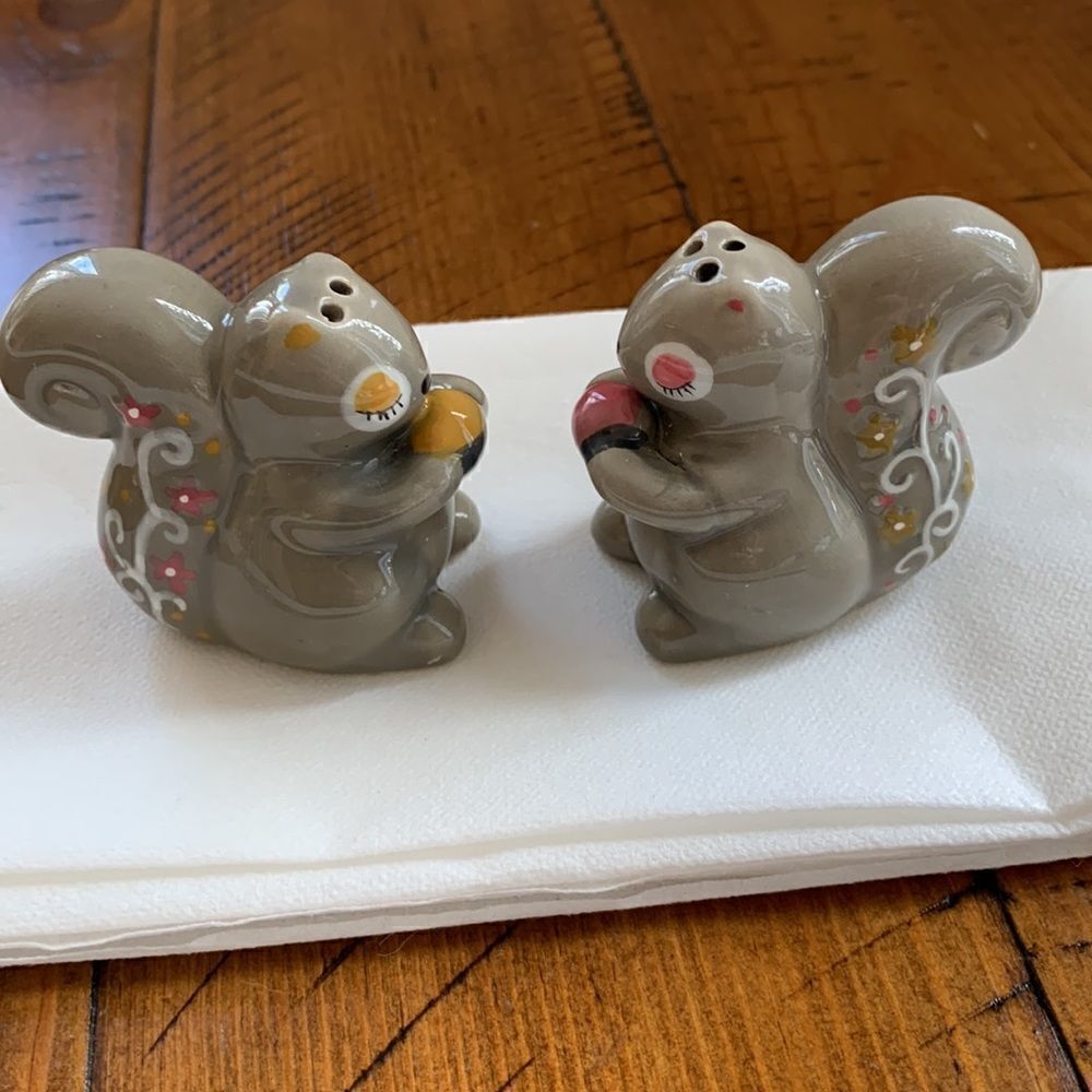 Vintage Gray Ceramic Squirrel Salt & Pepper Shakers ADORABLE Fall Thanksgiving